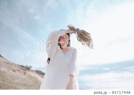 ブーケをもつ女性 ブーケをもつ女性 93717446