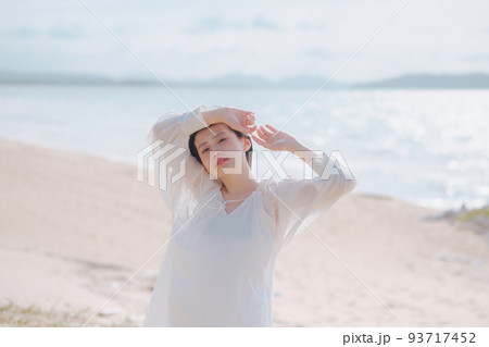 海辺で風を感じる女性 海辺で風を感じる女性 93717452