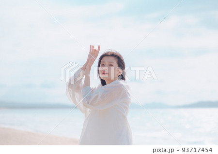 海辺で風を感じる女性 海辺で風を感じる女性 93717454