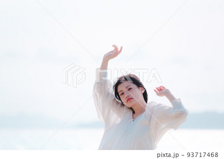 海辺で風を感じる女性 海辺で風を感じる女性 93717468