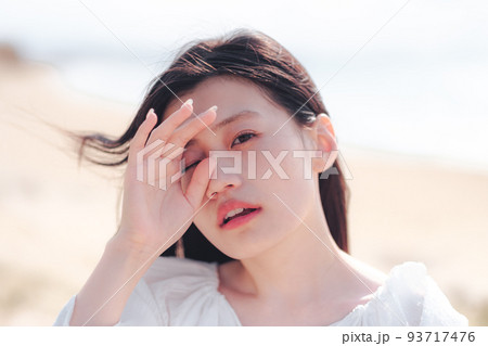 海辺の女性 93717476