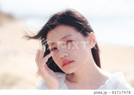 海辺の女性 海辺の女性 93717478