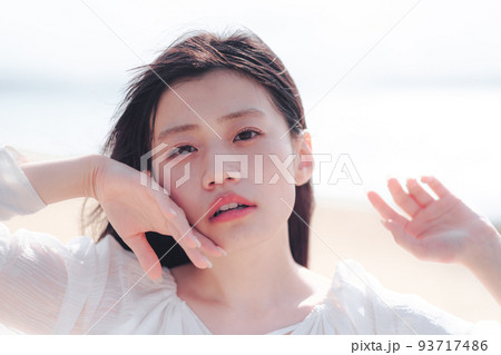 海辺の女性 93717486