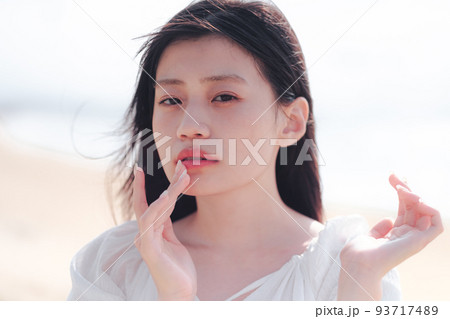 海辺の女性 93717489