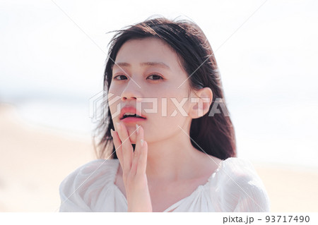 海辺の女性 93717490