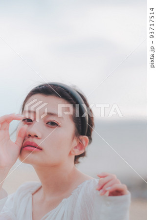 海辺の顔を隠す女性 海辺の顔を隠す女性 93717514