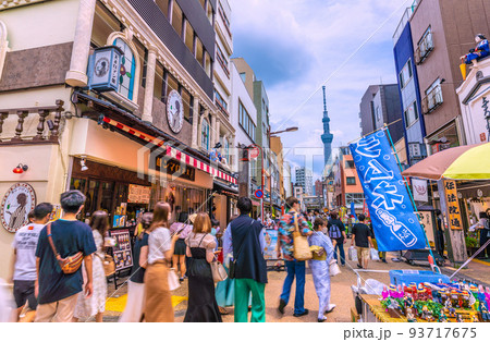 日本の東京都市景観 世界最多4週連続…行動制限なし、仲見世通りから賑わう伝法院通りを望む=8月15日 日本の東京都市景観 世界最多4週連続…行動制限なし、仲見世通りから賑わう伝法院通りを望む=8月15日 93717675