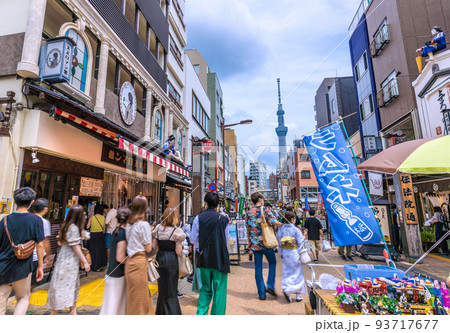 日本の東京都市景観 世界最多4週連続…行動制限なし、仲見世通りから賑わう伝法院通りを望む＝8月15日 93717677