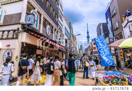 日本の東京都市景観 世界最多4週連続…行動制限なし、仲見世通りから賑わう伝法院通りを望む＝8月15日 93717678