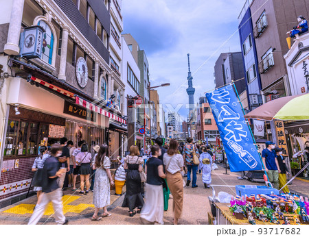 日本の東京都市景観 世界最多4週連続…行動制限なし、仲見世通りから賑わう伝法院通りを望む=8月15日 日本の東京都市景観 世界最多4週連続…行動制限なし、仲見世通りから賑わう伝法院通りを望む=8月15日 93717682