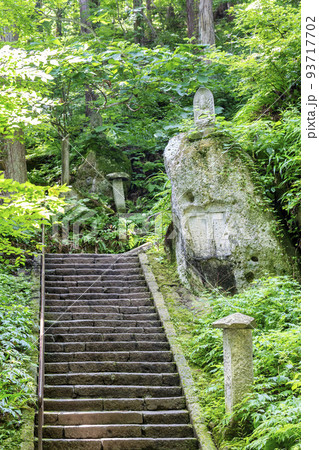 夏の山寺の風景　立石寺　参道の石段 　山形県山形市 93717702
