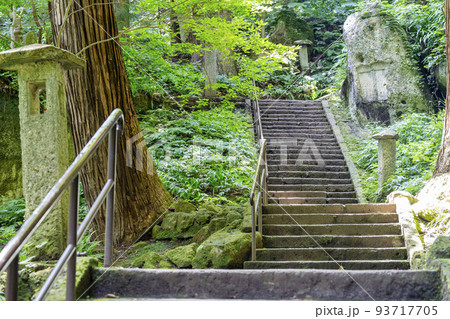 夏の山寺の風景 立石寺 参道の石段 山形県山形市 夏の山寺の風景 立石寺 参道の石段 山形県山形市 93717705