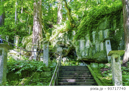 夏の山寺の風景　立石寺　弥陀洞 　山形県山形市 93717740