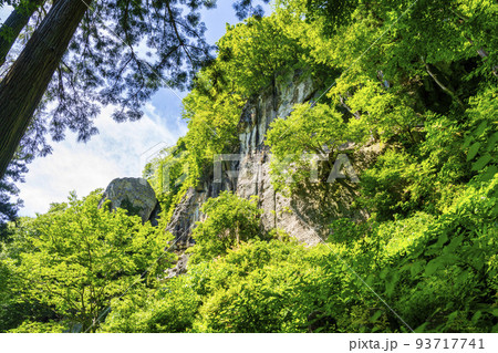 夏の山寺の風景　立石寺　せみ塚 　山形県山形市 93717741