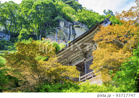 夏の山寺(立石寺)の風景 仁王門 山形県山形市 夏の山寺(立石寺)の風景 仁王門 山形県山形市 93717747