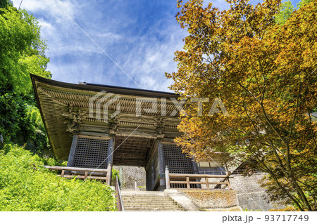 夏の山寺(立石寺)の風景 仁王門 山形県山形市 夏の山寺(立石寺)の風景 仁王門 山形県山形市 93717749