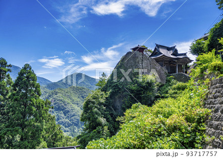 夏の山寺の風景　立石寺　開山堂と納経堂 　山形県山形市 93717757