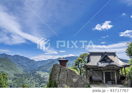 夏の山寺の風景　立石寺　開山堂と納経堂 　山形県山形市 93717767