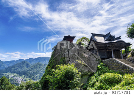 夏の山寺の風景 立石寺 開山堂と納経堂 山形県山形市の写真素材