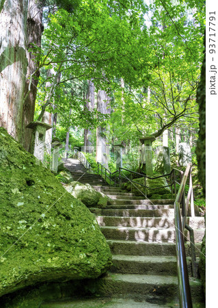 夏の山寺の風景　立石寺　参道の石段 　山形県山形市 93717791