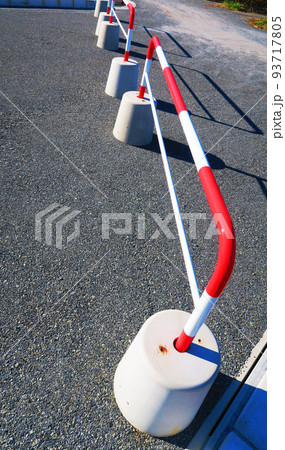 道路の区画整理用の鉄とコンクリートのフェンス 道路の区画整理用の鉄とコンクリートのフェンス 93717805