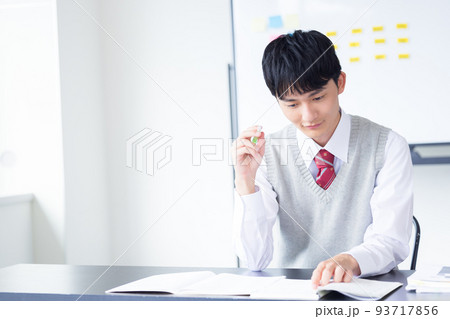 学生　勉強する男子学生 93717856