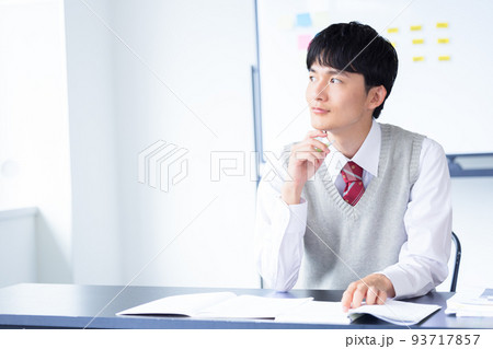 学生　勉強する男子学生 93717857