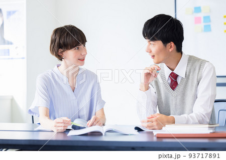 高校生　外国人講師と勉強する高校生 93717891
