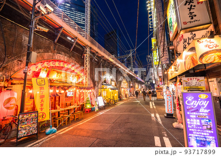 《東京都》新橋駅前・飲み屋街 《東京都》新橋駅前・飲み屋街 93717899