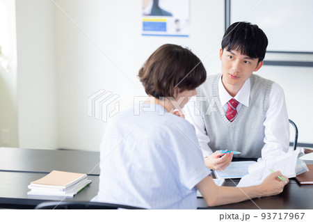 高校生 外国人講師と勉強する高校生 高校生 外国人講師と勉強する高校生 93717967