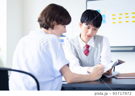 高校生　外国人講師と勉強する高校生 93717972