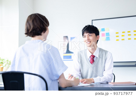 高校生　外国人講師と勉強する高校生 93717977