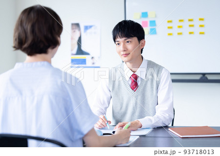 高校生 外国人講師と勉強する高校生 高校生 外国人講師と勉強する高校生 93718013