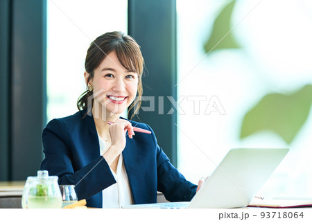 ビジネス　女性 93718064
