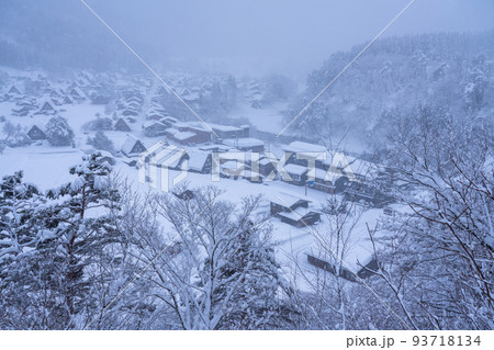 《岐阜県》積雪の白川郷・冬の合掌造り集落 《岐阜県》積雪の白川郷・冬の合掌造り集落 93718134