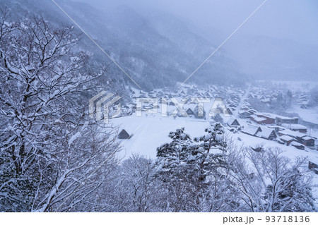 《岐阜県》積雪の白川郷・冬の合掌造り集落 93718136