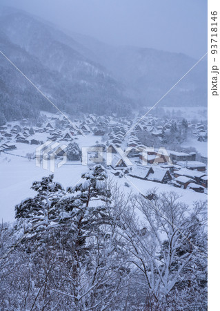 《岐阜県》積雪の白川郷・冬の合掌造り集落 《岐阜県》積雪の白川郷・冬の合掌造り集落 93718146