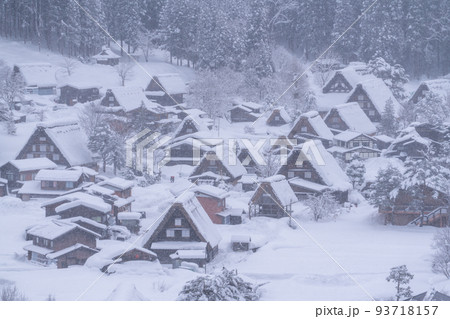 《岐阜県》積雪の白川郷・冬の合掌造り集落 93718157