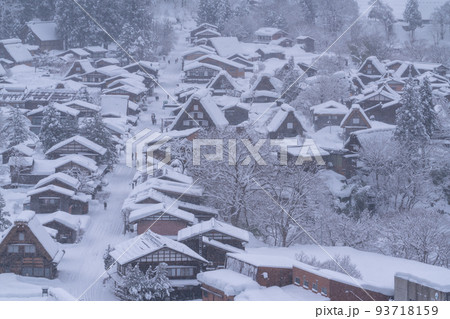 《岐阜県》積雪の白川郷・冬の合掌造り集落 93718159