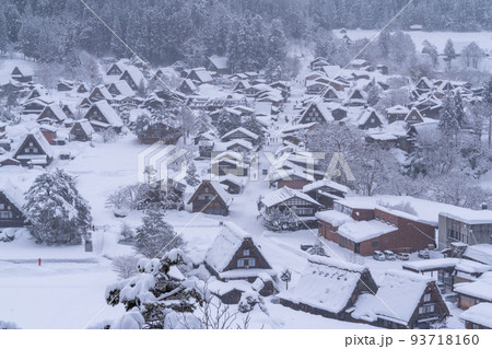《岐阜県》積雪の白川郷・冬の合掌造り集落 93718160