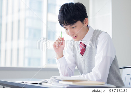 学生　勉強する男子学生 93718185