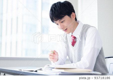 学生　勉強する男子学生 93718186