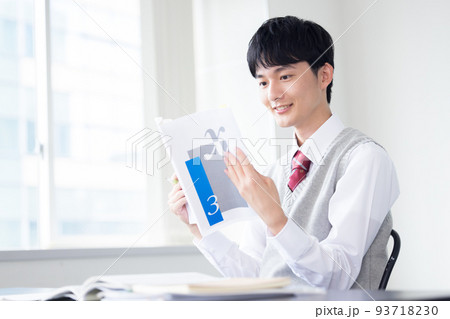 学生　勉強する男子学生 93718230