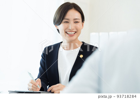依頼者の話を聞く弁護士 依頼者の話を聞く弁護士 93718284