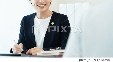 依頼者の話を聞く弁護士 93718290