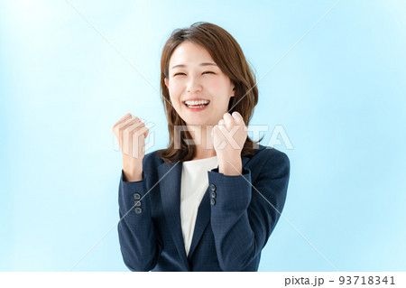 ビジネス ガッツポーズ 女性 ブルーバック ビジネス ガッツポーズ 女性 ブルーバック 93718341