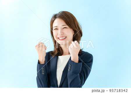 ビジネス ガッツポーズ 女性 ブルーバック ビジネス ガッツポーズ 女性 ブルーバック 93718342