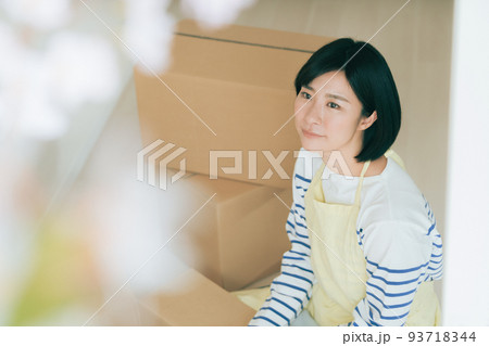 実家の片づけをする女性 実家の片づけをする女性 93718344