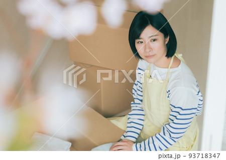 実家の片づけをする女性 93718347