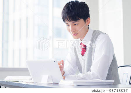 学生 タブレットで勉強する高校生 学生 タブレットで勉強する高校生 93718357